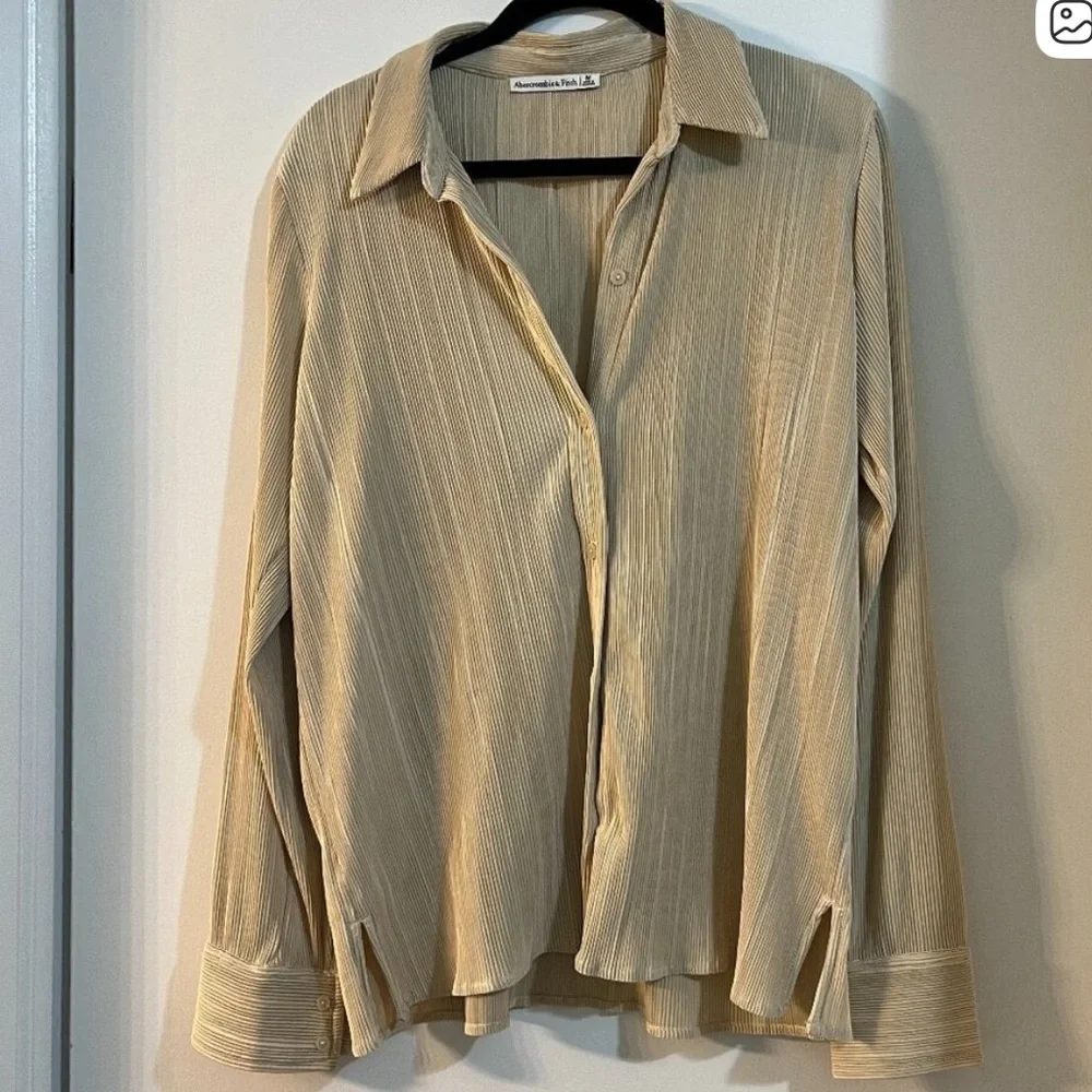 Abercrombie & Fitch Long-Sleeve Textured Satin Button-Up Shirt - Picture 6 of 6
